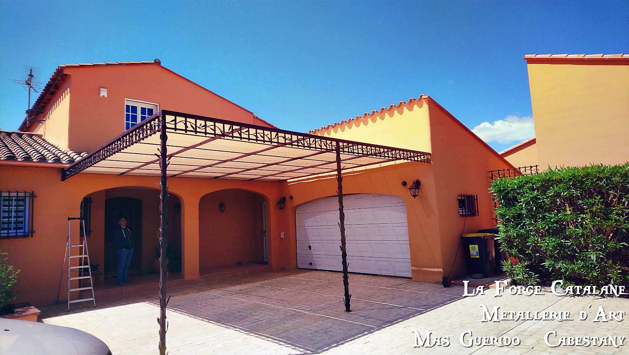 pergola avec rameau oliviers entourant les pieds forge catalane.jpg